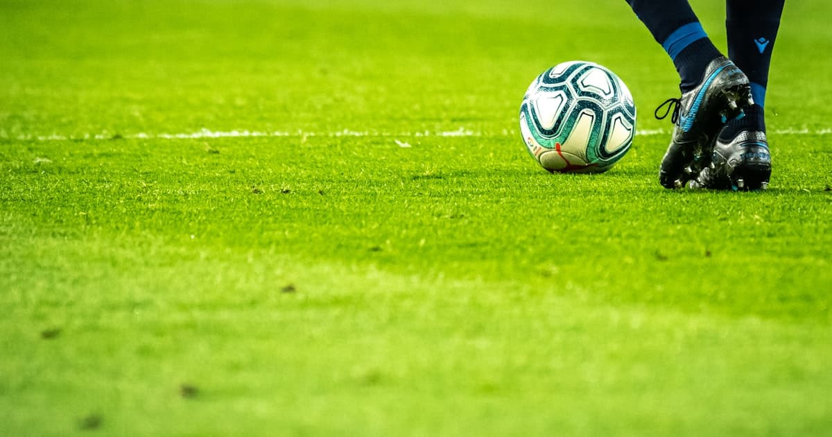 Estádio lotado com torcedores vibrando durante partida da Copa do Mundo sob luzes brilhantes