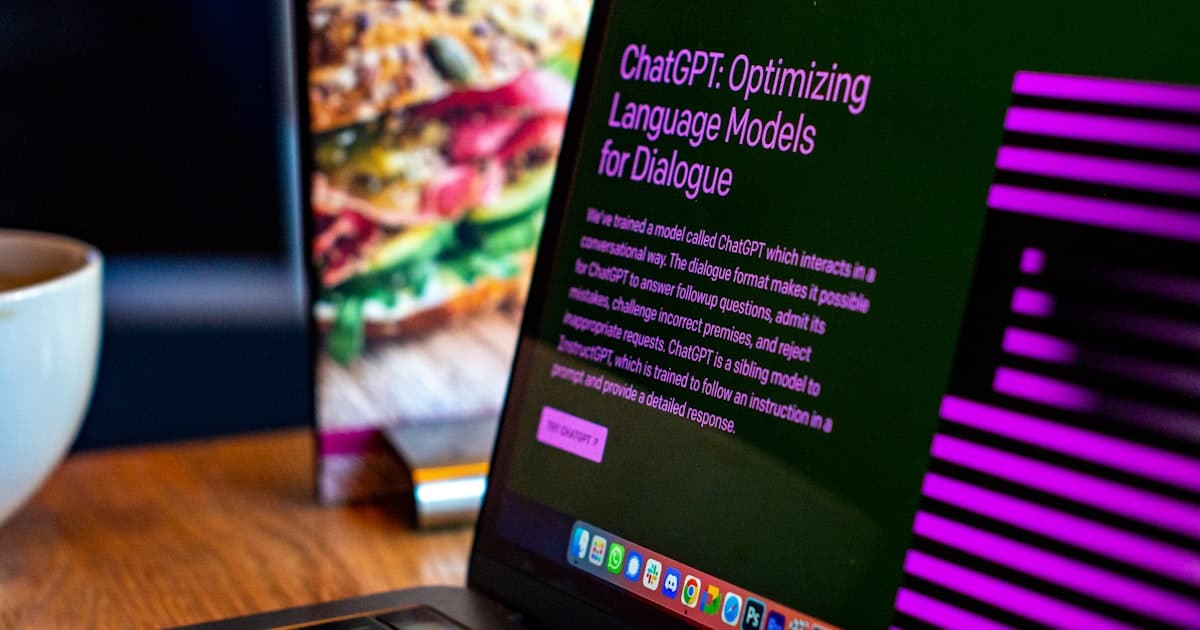 Laptop exibindo conteúdo genérico de IA na tela do ChatGPT sobre uma mesa de madeira